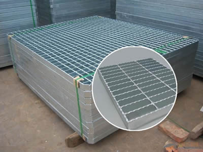 Aluminum steel grating to be packaged by belts.