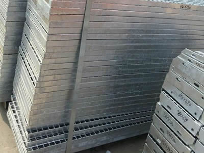 Press-locked steel grating to be packaged with belts and pallet.