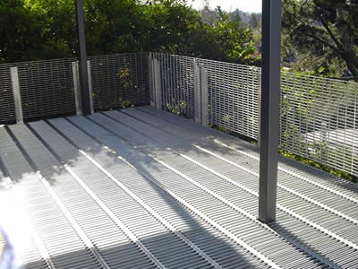 Interlocking safety grating applied to form a bigger and higher floor.