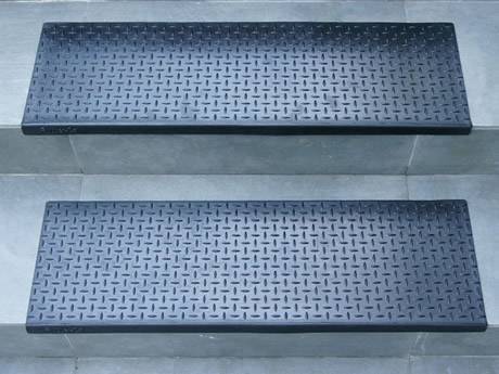 Three black color checker plate is attached in the middle of the stair tread.